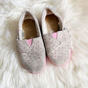 ♥️FREE with a $10 purchase Girls Toms Shoes